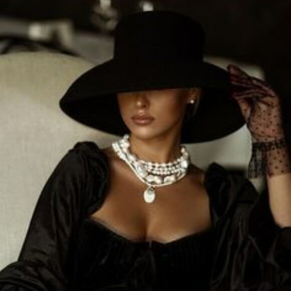 ❤️ LIVE WITH CHIC BOUTIQUE! ❤️ Stay Classy and Fabulous, Darling! 💋 - Picture 5 of 6